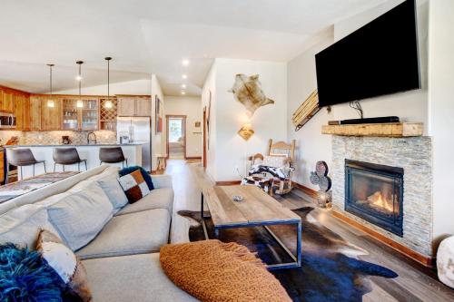 New Luxury Condo #G-301 With Hot Tub & Great Views - 500 Dollars Of FREE Activities And Equipment Rentals Daily in Fraser, USA