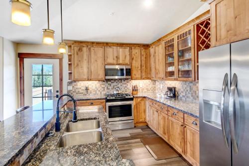 New Luxury Condo #G-301 With Hot Tub & Great Views - 500 Dollars Of FREE Activities And Equipment Rentals Daily in Fraser, USA
