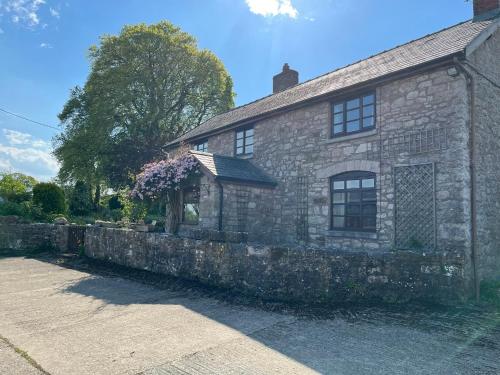 Cynynion Uchaf Farmhouse - 18th Century, Welsh Borders, Breathtaking Views – khách sạn tại Oswestry