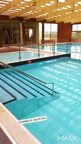 Beach-Front Best View Apt-Hotel, On-Site Gym, Off-Site Indoor Pool, Sauna Spa, Message For Details – khách sạn tại Ashkelon