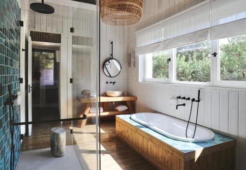 ฝักบัว, Quinta Da Comporta - Wellness Boutique Resort in คาร์คาเวโลส