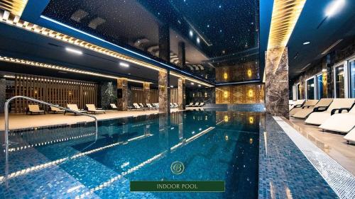 Peldbaseins, Grand Hotel Belushi in Boge