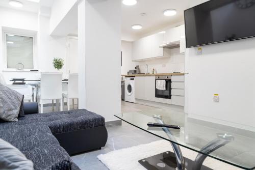 Elegant West Hampstead Stay 3BR - image 11