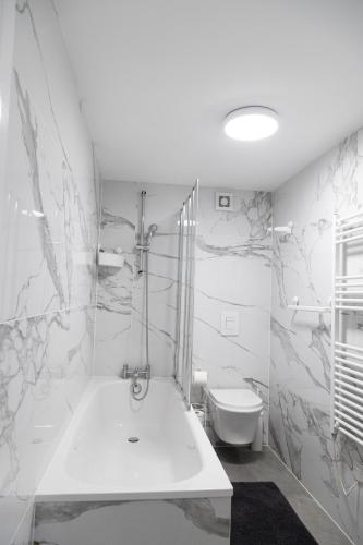 Elegant West Hampstead Stay 3BR - image 13