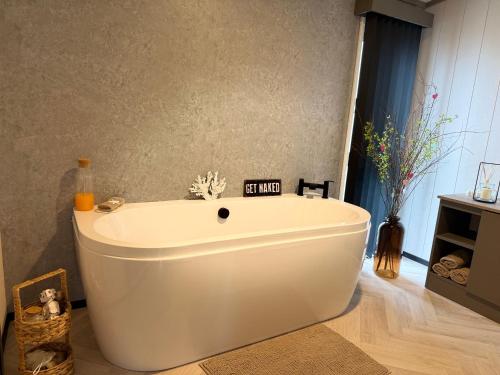 Arranview Lochside Pods & Lodges all with private Hot-tubs in Fenwick