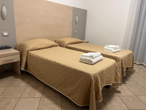 2 twin beds