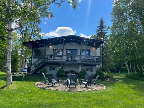 Hotelli välisilme, Lakefront Chalet des Sables with Private Beach & Game Room in St Zenon (QC)