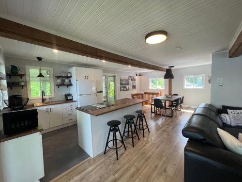 Lakefront Chalet des Sables with Private Beach & Game Room in St Zenon (QC)
