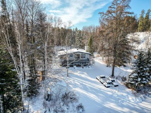 Hotelli välisilme, Lakefront Chalet des Sables with Private Beach & Game Room in St Zenon (QC)