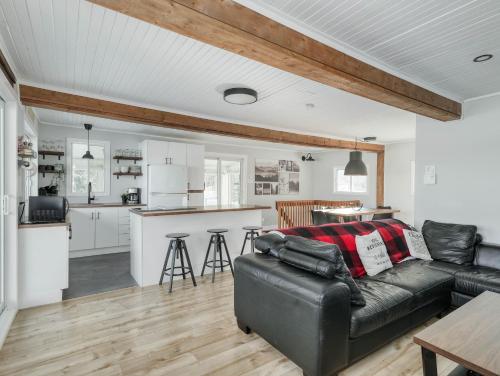 Lakefront Chalet des Sables with Private Beach & Game Room in St Zenon (QC)