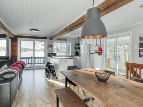 Seadmed, Lakefront Chalet des Sables with Private Beach & Game Room in St Zenon (QC)