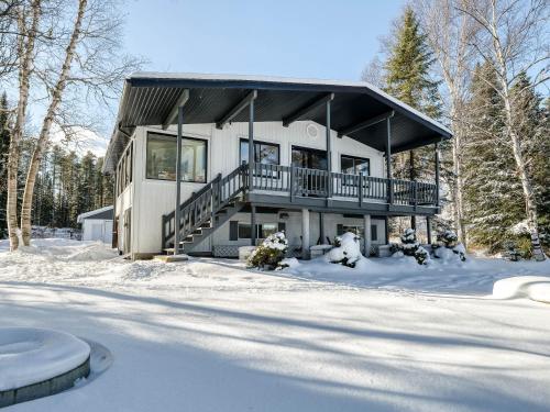 Hotelli välisilme, Lakefront Chalet des Sables with Private Beach & Game Room in St Zenon (QC)