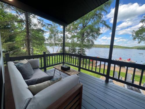 Rõdu/terrass, Lakefront Chalet des Sables with Private Beach & Game Room in St Zenon (QC)