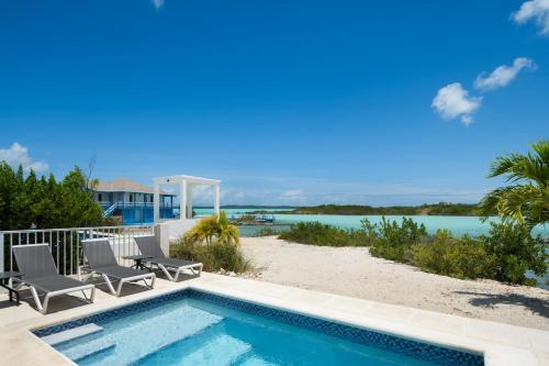 Cerulean 3BR Modern Villa on Chalk Sound w Pool & Water Access – khách sạn tại Five Cays