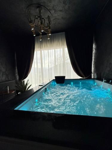 JacuzziNoirHouse in Podu Lung