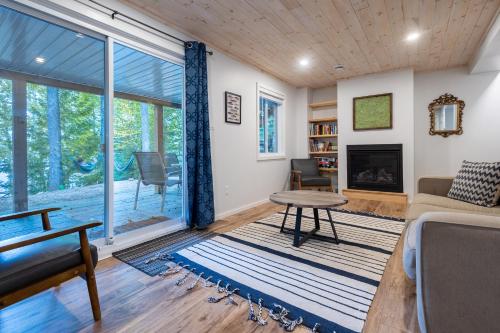 Diamond Lakehouse | SUP, Canoe, BBQ, Aurora Magic in Highland Grove (ON)