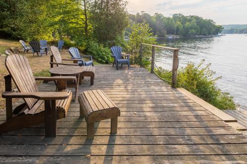 Kilátás, Diamond Lakehouse | SUP, Canoe, BBQ, Aurora Magic in Highland Grove (ON)