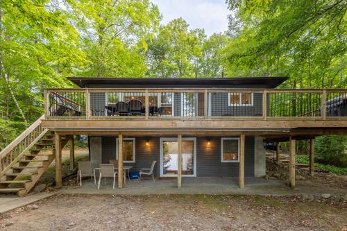A szálláshely kívülről, Diamond Lakehouse | SUP, Canoe, BBQ, Aurora Magic in Highland Grove (ON)