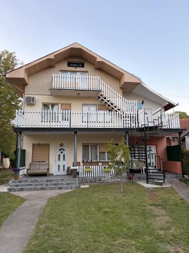 . Apartamani Evelin
