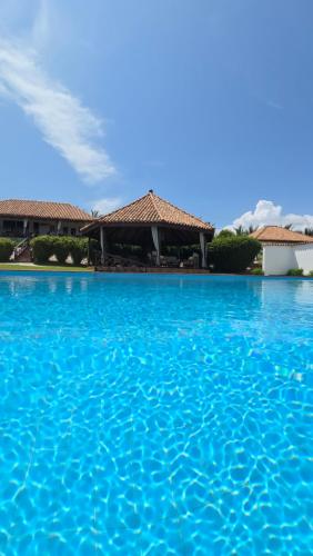 Плувен басейн, Rippels Lodge in Winneba