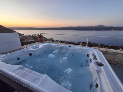 Hot tub, Aptera Dream Apartment in Keramies