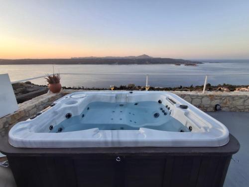Hot tub, Aptera Dream Apartment in Keramies