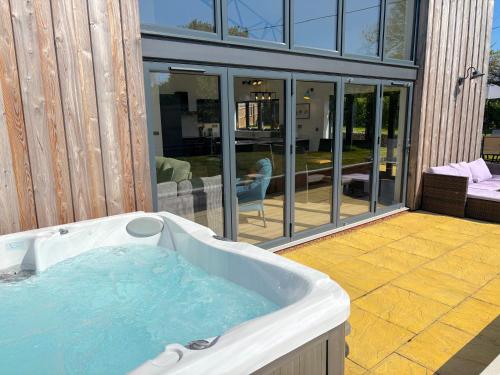 Karstais baseins, Luxury Norfolk Barn for 12 with Hot Tub , Games Room & EV Car Port in Weston Longville
