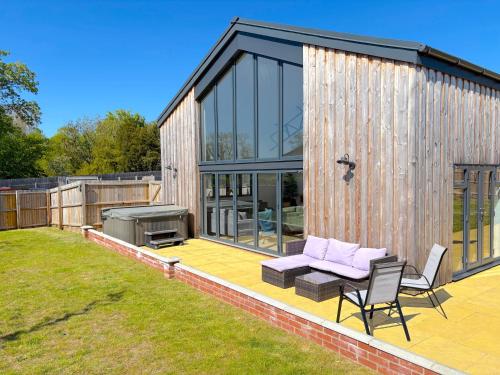 Dārzs, Luxury Norfolk Barn for 12 with Hot Tub , Games Room & EV Car Port in Weston Longville