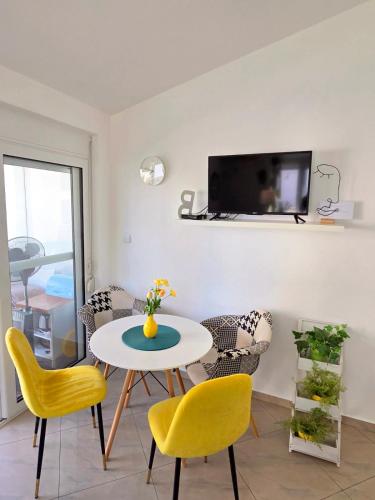 Beach apartment with Beach chairs n.1 in Utjeha