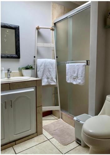 Room near Airport/ Cerca del Aeropuerto in San Luis