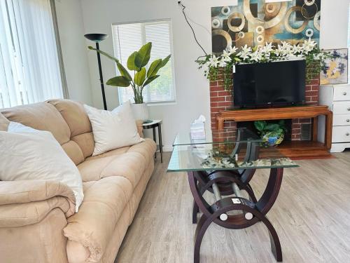 Spacious Family Home with 2 King Beds, Parking & Near 60 Freeway in Hacienda Heights (Kalifornia)