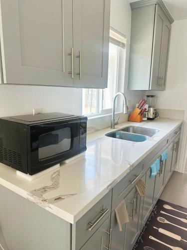 Spacious Family Home with 2 King Beds, Parking & Near 60 Freeway in Hacienda Heights (Kalifornia)