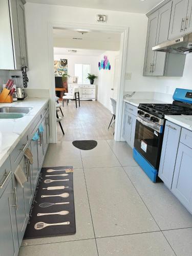 Spacious Family Home with 2 King Beds, Parking & Near 60 Freeway in Hacienda Heights (Kalifornia)
