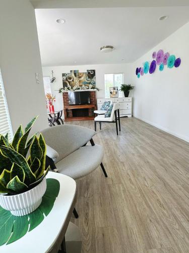 Spacious Family Home with 2 King Beds, Parking & Near 60 Freeway in Hacienda Heights (Kalifornia)