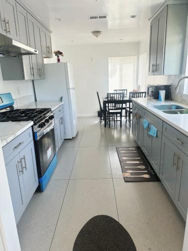 Spacious Family Home with 2 King Beds, Parking & Near 60 Freeway in Hacienda Heights (Kalifornia)