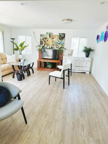 Spacious Family Home with 2 King Beds, Parking & Near 60 Freeway in Hacienda Heights (Kalifornia)