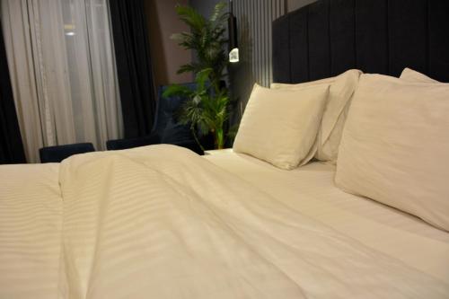 3-Bedroom Premium Apartment With Balcony - Goldcrest Mall and Residency - image 12