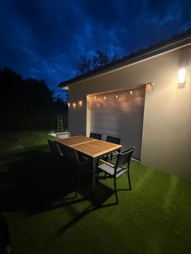 3-Bedroom Villa, Jacuzzi, Near Bordeaux in Arbanats