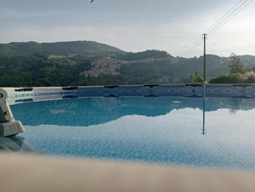 Úszómedence, ai Confini in Castelnuovo di Val di Cecina
