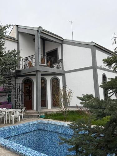 Vista exterior, Canis in Ptghni