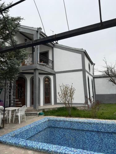 Vista exterior, Canis in Ptghni