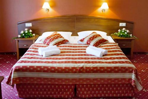 1 queen bed, 1 sofa bed