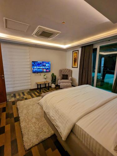 Premium Family One Bed Apartment - Goldcrest Mall and Residency - image 8