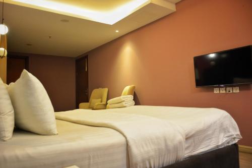 Air Avenue Luxury 2-Bed Apartment - Phase 8 DHA - image 14