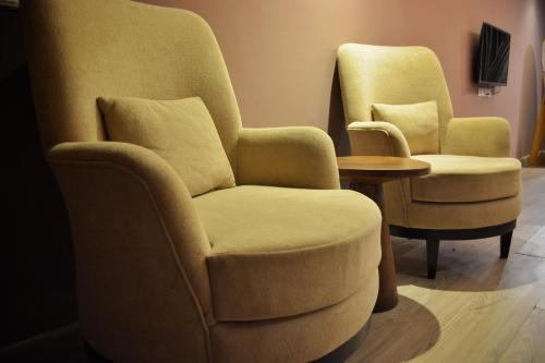 Air Avenue Luxury 2-Bed Apartment - Phase 8 DHA - image 2