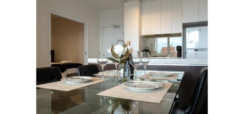 Elegant 2-Bedroom CBD Apartment with Pool, Gym and City Views in Other