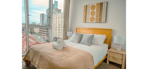 Elegant 2-Bedroom CBD Apartment with Pool, Gym and City Views in Other