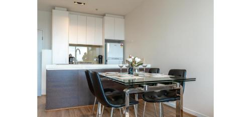 Elegant 2-Bedroom CBD Apartment with Pool, Gym and City Views in Other