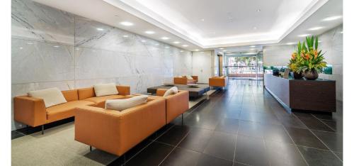 Elegant 2-Bedroom CBD Apartment with Pool, Gym and City Views in Other