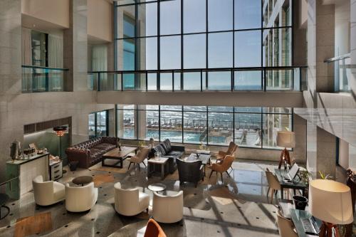 Lobby, Herbert Samuel Okeanos Suites Herzilya in Herzliya
